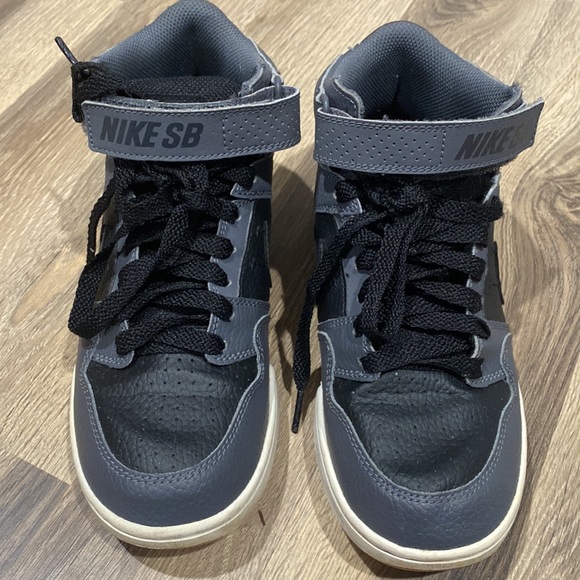 🪨 Nike SB Youth Leather Tie & Velcro Sneakers 🪨 - Picture 2 of 6